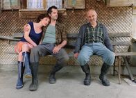 Nebelgrind – Nebelgrind Auf der Bank vor dem Haus: Rebecca Indermaur als Fränzi, Martin Rapold als Bauer Jürg, Peter Freiburghaus als dessen Vater Karli