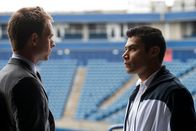 Suits – Mike (Patrick J. Adams, l.) versucht, dem Jugendlichen Marco Mendoza (Julian Alcaraz, r.) juristisch zur Selbstbestimmung zu verhelfen – doch die familiären Konflikte sind tief.