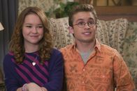 The Goldbergs – Brea Bee (Sadie Stanley, l.); Adam Goldberg (Sean Giambrone, r.)