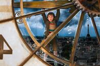 Hugo Cabret – Montparnasse in den 1930er Jahren: Das Waisenkind Hugo (Asa Butterfield) lebt versteckt im Gewölbe des Pariser Bahnhofs und ist immer auf der Flucht vor dem hinkenden Bahnhofaufseher. Eines Tages jedoch wird er beim Stehlen eines mechanischen Spielzeugs ertappt ...