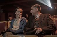 Krieg der Träume – Elise Ottesen (Rebecka Hemse) und ihr Lebensgefährte Albert Jensen (Shanti Roney)