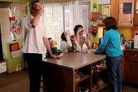 The Middle – Um ihre Familie auf das Event des Jahres, die royale Hochzeit, vorzubereiten, probiert Frankie (Patricia Heaton, r.) alles: Mike (Neil Flynn, l.), Brick (Atticus Shaffer, 2.v.l.), Sue (Eden Sher, 3.v.l.) und Axl (Charlie McDermot, 2.v.l.) sind da wenig begeistert ...