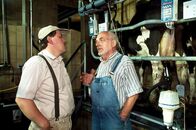 Löwenzahn Classics – Bauer Hansen (Jens-Peter Brose, l.) staunt nicht schlecht als er erfährt, dass Peter (Peter Lustig, r.) eine Kuh kaufen möchte.