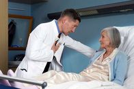 In aller Freundschaft – Dr. Rolf Kaminski (Udo Schenk) hat bei Renate Harnack (Katharina Matz) einen Tumor gefunden, den er nun entfernen will. Doch dafür benötigt er jede Menge Überredungskunst, denn Renate hat nicht vor, sich in ihrem Alter noch operieren zu lassen.