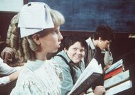 Unsere kleine Farm – Elmer Miles (J. Brennan Smith, M.) hat sich in Nancy Oleson (Allison Balson, l.) verliebt.
