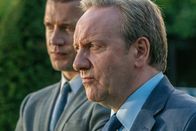 Inspector Barnaby – Ein erfolgreicher Bienenzüchter wird niedergeschlagen, dann stirbt eine Ärztin durch einen Bienenstich: DCI John Barnaby (Neil Dudgeon, r.) und DS Jamie Winter (Nick Hendrix, l.) bekommen es mit einem Fall der stacheligen Art zu tun.