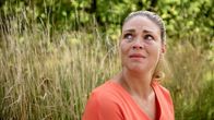 Rote Rosen – Britta (Jelena Mitschke) weiß nicht, wie sie mit ihrem Fehler umgehen soll. Sie lässt sich freistellen, verschweigt aber ihren Fehler.