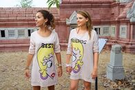 Fack ju Göhte 2 – Die Klassenfahrt nach Thailand wird für Zeynep (Gizem Emre, l.) und Chantal (Jella Haase, r.) ganz anders, als gedacht ...