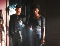 FBI: Special Crime Unit – Special Agent Stuart Scola (John Boyd, l.); Special Agent Tiffany Wallace (Katherine Renee Kane, r.)