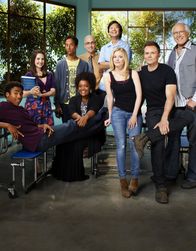 Community – (4. Staffel) - Community - Eine ganz spezielle Lerngruppe: (v.l.n.r.) Troy Barnes (Donald Glover), Annie Edison (Alison Brie), Abed Nadir (Danny Pudi), Shirley Bennett (Yvette Nicole Brown), Dean Pelton (Jim Rash), Senor Chang (Ken Jeong), Britta Perry (Gillian Jacobs), Jeff Winger (Joel McHale) und Pierce Hawthorne (Chevy Chase) ...