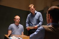 Alles Klara – Jonas Wolter (Jan Niklas Berg, M.) und Hauptkommissar Paul Kleinert (Felix Eitner, r.) beim Verhör von Martin Busch (Bernhard Conrad, l.).