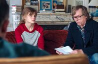 In Therapie – Camilles (Céleste Brunnquell) Vater Sylvain (Pascal Demolon) kämpft um die Zuneigung seiner Tochter, die sich seit der Scheidung ihrer Eltern von ihm im Stich gelassen fühlt.