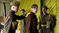 Trautmann – Bert Trautmann (David Kross, Mitte) ist Kriegsgefangener im Lager Lancashire.