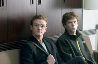 The Social Network – Sean Parker (Justin Timberlake, li.) unterstützt Mark Zuckerberg (Jesse Eisenberg, re.) als Mentor. Es geht dabei um sehr viel Geld.