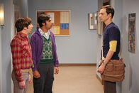 The Big Bang Theory – Versuchen herauszufinden, wieso Sheldon (Jim Parsons, r.) jeden Nachmittag um viertel vor drei verschwindet: Howard (Simon Helberg, l.) und Raj (Kunal Nayyar, M.) ...