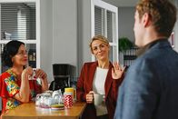 Die Rosenheim-Cops – Bei Frau Stockl (Marisa Burger, l.) treffen die Kommissare Schmidt (Marija Kovčo, M.) und Schmidt (Moritz von Zeddelmann, r.) zum ersten Mal aufeinander.