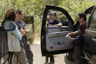 Numb3rs - Die Logik des Verbrechens – Stehen bei der Aufklärung des neuen Falles vor einem Rätsel: Nikki Betancourt (Sophina Brown, l.), Colby Granger (Dylan Bruno, 2.v.l.), Don Eppes (Rob Morrow, 2.v.r.) und Ian Edgerton (Lou Diamond Phillips, r.) ...