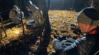 Täter - Opfer - Polizei - Extra – Dreharbeiten für nachgestellte Szenen der Spurensuche im Wald.
