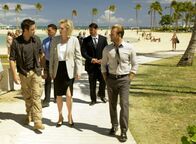 Hawaii Five-0 – Der Computerspezialist und Ex-NSA-Mitarbeiter Roland wird auf dem Weg zu einem Termin auf einem Stützpunkt der Air Force brutal entführt. Steve McGarrett (Alex O'Loughlin, l.) und Danny Williams (Scott Caan, r.) beginnen mit den Ermittlungen, doch kann Governor Pat Jameson (Jean Smart, M.) ihnen weiterhelfen?