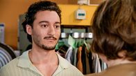 Rote Rosen – Elyas (Mehmet Daloğlu, l.) nimmt Victorias (Caroline Schreiber, r.) Geld, möchte aber für die Rückzahlung zur Sicherheit einen Vertrag abschließen.
