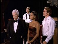 Diagnose: Mord – Mark (Dick Van Dyke, l.) analysiert alle Indizien und kann den Mörder schließlich überführen. Jesse (Charlie Schlatter, 2.v.l.), Amanda (Victoria Rowell, 2.v.r.) und Steve (Barry Van Dyke, r.) hören gespannt zu.