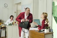 Novotny und Maroudi – (v.li.) Stefanie Paschke (Beate Häfele), Michael Niavarani (Dr. Stefan Maroudi), Catherine Oborny (Corinna Kraft).