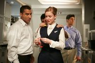 Mayday - Alarm im Cockpit – REENACTMENT - Hani Hanjour (gespielt von Qaseem Gul) wartet darauf, dass die Flugbegleiterin (gespielt von Pippa Leslie) ihm die Schlüssel für die Kapitänskabine übergibt, während Nawaf Al Hazmi (gespielt von Massey Ahmar) zusieht und Salem Al Hazmi (gespielt von Sam Al Esai) der Flugbegleiterin das Messer an den Hals hält (Foto: Cineflix/Ian Watson)