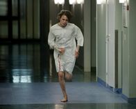 Der Hypnotiseur – Der verletzte Josef (Jonatan Bökman) flieht aus dem Krankenhaus.