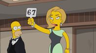 Die Simpsons – Als das Kunstmuseum in Springfield schließt, ersteigert die Milliardärin Megan Matheson (r.) ein teures Gemälde, doch dann stellt sich dieses als eine Fälschung heraus. Hat Homer (l.) etwas damit zu tun?