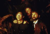 Stephen Kings Es – Plötzlich stehen Bill (Richard Thomas, l.), Richie (Dennis Christopher, M.) und Ben (John Ritter, r.) Pennywise gegenüber.