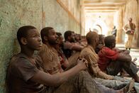 Ich Capitano – Auf ihrer gemeinsamen Reise wird Seydou (Seydou Sarr, l.) zwischenzeitlich von seinem Cousin Moussa getrennt und gerät in Libyen in die Gefangenschaft einer mafiösen Organisation.
