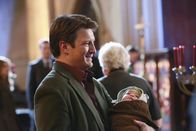 Castle – Irgendjemand muss sich während den Ermittlungen um den Säugling kümmern. Castle (Nathan Fillion) stellt sich der Herausforderung ...