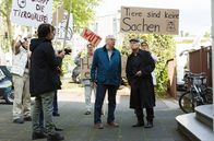Rentnercops – Günter (Peter Lerchbaumer, 2.v.r.) und Edwin (Tilo Prückner, r.) geraten auf ihrem Weg ins Altenheim, in eine Tierschutzdemo (mit Komparsen).