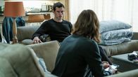The Capture – The Capture Staffel 1 Folge 7 Gemeinsam im Fadenkreuz der Geheimdienste: Callum Turner als Shaun Emery, Holliday Grainger als DI Rachel Carey