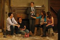 How I Met Your Mother – v.r.) und Robin (Cobie Smulders, r.) seinen neuesten Erwerb: ein eigenes Haus ...