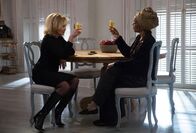 American Horror Story – Gemeinsam ziehen Fiona (Jessica Lange, l.) und Marie Laveau (Angela Bassett, r.) in einen tödlichen Kampf ...