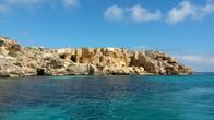 freizeit – Tuff-Steinbrüche vor der Insel Favignana. Seit der Antike wird hier Tuffstein gewonnen und direkt auf Schiffe verladen. Viele Gebäude und Kirchen sind aus diesem Baustoff entstanden.
