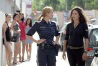 CopStories – (v.li.) Kristina Bangert (Helga Rauper), Claudia Kottal (Leila Mikulov).