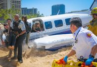 Hawaii Five-0 – Bei einem Undercover Einsatz, bei dem Danny (Scott Caan, 3.v.r.) und Steve (Alex O'Loughlin, l.) versuchen, den Drogenboss zu überführen, der für viele Todesopfer verantwortlich ist, kommt es zur Katastrophe. Kono (Grace Park, M.), Grover (Chi McBride, 3.v.l.) und Chin (Daniel Dae Kim, 2.v.l.) versuchen, sie zu retten ...