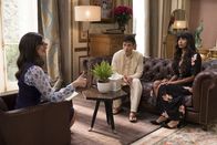 The Good Place – Tahani (Jameela Jamil, r.) ist mehr als verunsichert, als sie merkt, wie wohl sie sich mit Jason (Manny Jacinto, M.) fühlt, denn auf der Erde hätte sie sich so einen Mann nie ausgesucht. Kann Janet (D'Arcy Carden, l.) ihr aus dem Gefühlschaos heraushelfen?