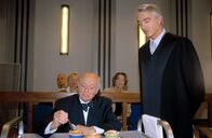 Edel & Starck – Der empfindliche Gaumen des Franzosen Claude Richard (Buddy Elias, l.) soll unter den strengen Augen von Felix (Christoph M. Ohrt, r.) den Streit um das Soufflé entscheiden.