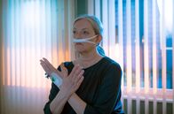 In aller Freundschaft – Paartherapeutin Dr. Vivien Meinhart (Sybille J. Schedwill) scheint in einer echten Lebenskrise zu stecken. Seit ihr ein neues Herz transplantiert wurde, hat sie zwar weniger Patienten und schont sich, aber was ist der Grund, warum sie sich beruflich verändern will und ständig Schönheitsoperationen machen lässt?
