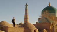 Mythos Seidenstraße – Über den Dächern von Khiva: Sam Willis überblickt von einer Moschee aus die Stadt, die vor allem mit ihren Kunsthandwerkern zur Entwicklung der Seidenstraße beigetragen hat.