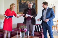 Die Rosenheim-Cops – Paula Streuff (Judith Richter, l.), die Tochter der Verstorbenen, versucht die Kommissare Stadler (Dieter Fischer, M.) und Hansen (Igor Jeftić, r.) mit Hinweisen bei den Ermittlungen zu unterstützen.