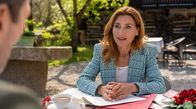 Sturm der Liebe – Alexandra (Daniela Kiefer, hinten) bekommt durch Christoph (Dieter Bach, vorne) eine Strategie für den Prozess.