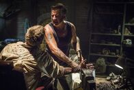 Wolf Creek 2 – Als der Sunny-Boy und Surfer Paul (Ryan Corr, l.) in die Fänge des Psychopathen Mick Taylor (John Jarratt, r.) gerät, muss er schon bald feststellen, dass auf ihn die Hölle auf Erden wartet ...