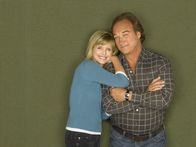 Immer wieder Jim – (8. Staffel) - Versuchen, dass teilweise komplizierte Familienleben in den Griff zu bekommen: Cheryl (Courtney Thorne-Smith, l.) und Jim (James Belushi, r.) ...
