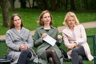 Wilsberg – Ein ganz besonderes Trio: Ekkis Ex-Freundinnen Kerstin Buckebrede (Isabell Polak, l.), Silke Sestendrup (Nadja Becker, M.) und Tina Espenkotte (Isabell Gerschke, r.).