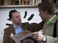 Schloss Einstein – Herr Berger (Robert Schupp, li.) ist stolz auf Phillip (Jacob Gunkel, re.) nachdem er die Zeitungsanzeige gelesen hatte.