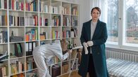 SOKO Wismar – Karoline Joost (Nike Fuhrmann, r.) und Roswitha Prinzler (Silke Matthias, l.) untersuchen das Zimmer des Toten. Es wirkt wie eine perfekte Kulisse. Hat Simon Hofmeister den braven Jungen nur gespielt? Wieso ist er in der Tatnacht von zu Hause geflüchtet?